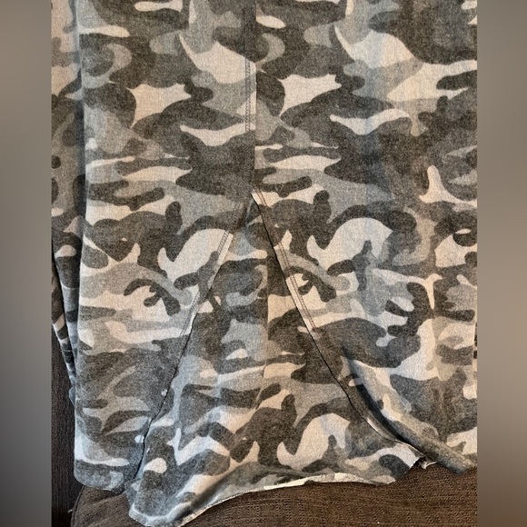 🚨New Michael Stars Women's Madison Brushed Camo Long Sleeve Notch Neck Size M - Picture 5 of 7